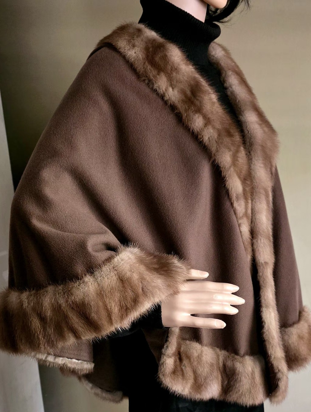 Vintage 100% Loro Piana Cashmere Shoulder Cape With Genuine Mink Trim — image 2 of 5